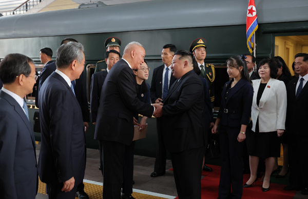 김정은 국무위원장이 중국 '전승절' 80주년 기념행사에 참가하기 위해 2일 오후 4시(현지시간) 베이징에 도착했다. [사진-노동신문]