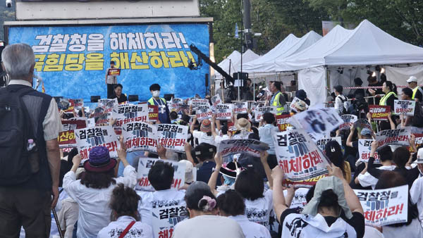 좃불행동은 8월 30일 오후 광화문역 인근에서 155차 ‘내란청산 국민주권실현 촛불대행진’을 개최했다. [사진 - 통일뉴스 하태한 통신원]