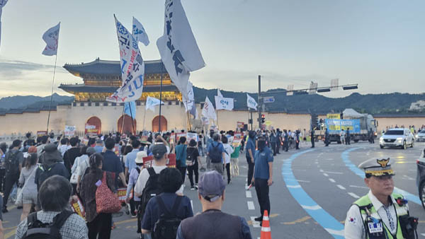 행진코스를 따라서 경찰은 도로를 이쪽에서 저쪽으로 다시 이쪽으로 왔다갔다로 유도했다. 도로를 완전히 막지 않고, 한 차선이나 두 차선이라도 꼭 소통을 하게 했다. [사진 - 통일뉴스 하태한 통신원]
