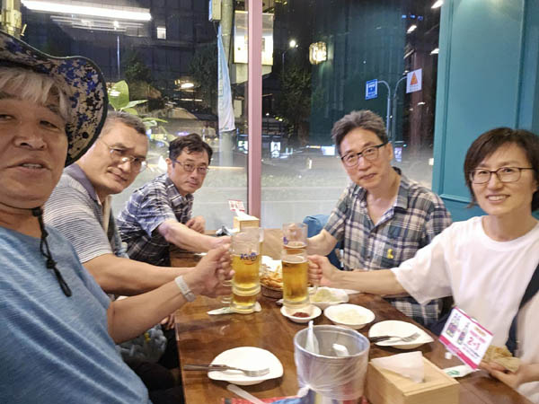 막걸리를 포기하고, 무더위에 맞추어서 치맥으로 결정했다. 무용담을 소재로 떠드는 밤은 깊어지고 있다. [사진 - 통일뉴스 하태한 통신원]