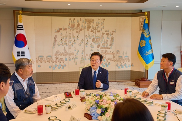 4일 낮 이재명 대통령은 양대노총 위원장과 오찬을 함께 했다. [사진-대통령실]