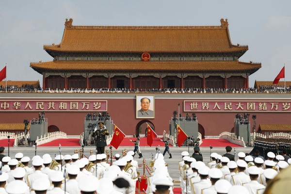 북한이 김정은 국무위원장의 중국 전승절 80주년 기념대회 참석 소식을 [노동신문] 3개 면에 화보로 꾸며 소개했다. [사진-노동신문]