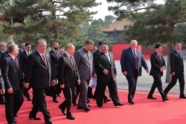 시 주석과 담소하며 톈안먼 망루로 향하는 김 위원장 [사진-노동신문]
