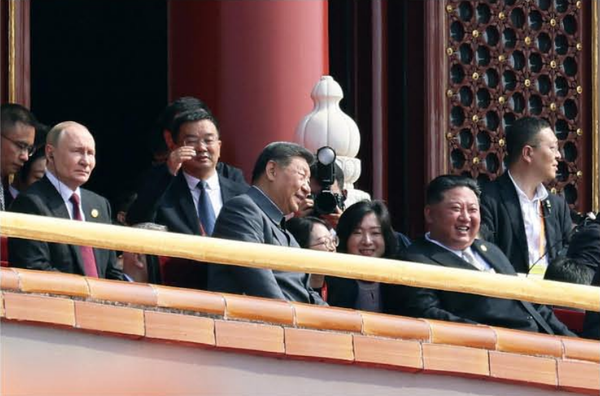 톈안먼 망루에서 시 주석과 담소하는 김 위원장 [사진-노동신문]