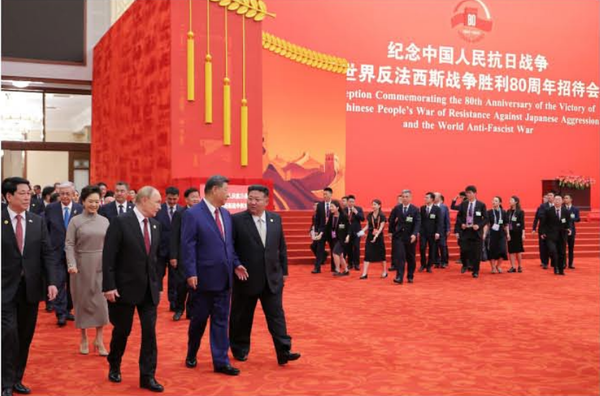 인민대회장에서 열린 전승 80주년 기념 초대회에 입장하는 3국 정상. [사진-노동신문] 