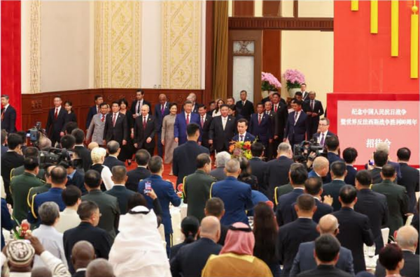 초대회 주빈으로 시주석과 함께 입장하는 푸틴 대통령과 김정은 위원장 [사진-노동신문]