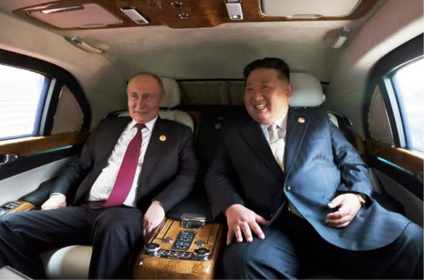 이동하는 승용차 안에서 김 위원장과 푸틴 대통령 [사진-노동신문]