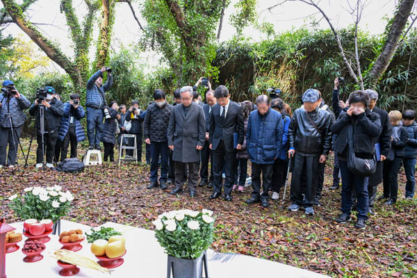 지난해 11월 25일 일본 니가타현 사도시에 위치한 조선인 기숙사(제4소아이료) 터에서 ‘사도광산 강제동원 한국인 희생자 추도식’을 우리 정부가 단독 주최했다. [사진 제공 - 외교부]