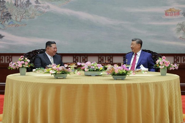 회담을 마친 후 연회에서 담소하는 김 위원장과 시 주석 [사진-노동신문]