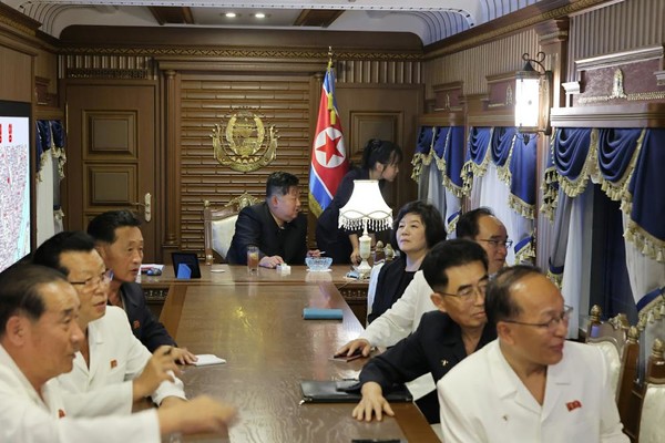 김정은 위원장 일행이 중국 전승절 행사를 마치고 귀국길에 오른 전용열차 내부 모습. [사진-노동신문 갈무리]