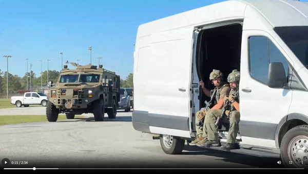 ‘이민세관단속국(ICE)’은 홈페이지에 4일 새벽 HL-GA 배터리회사 압수색 당시의 영상 일부를 공개했다. [갈무리 사진 - 통일뉴스]