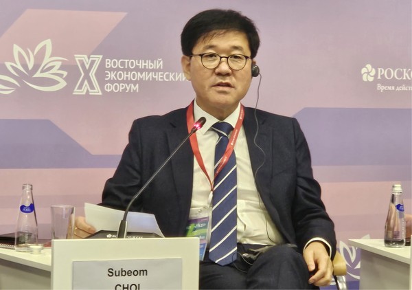 한국측 발표자로 참석한 최수범 한국북극항로협회 사무총장이 주제발표를 하고 있다. [사진-통일뉴스 이계환 기자]