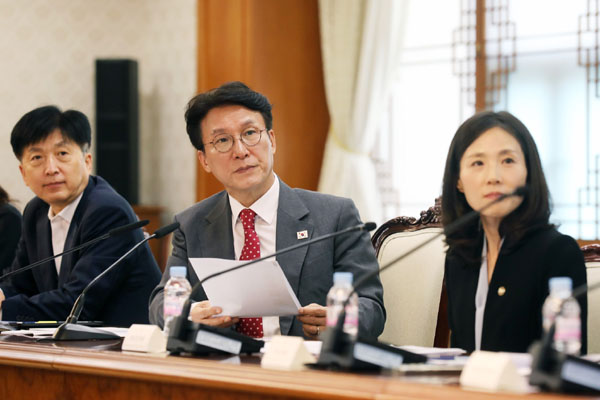 정부는 지난 8월 6일 국무총리 주재로 열린 ｢관광 활성화 미니 정책 TF 회의｣에서 중국 단체관광객을 대상으로 한시 무사증 제도를 올해 9월 29일부터 내년 6월 30일까지 시행하기로 발표했다. [사진 제공 - 총리실]