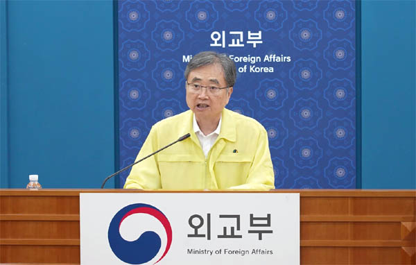 조현 외교부 장관은 8일 저녁 인천공항을 떠나 워싱턴DC에 도착할 예정이다. 사진은 7일  오후 외교부청사 13층 종합상황실에서 ‘재외국민보호대책본부 본부-공관 합동 대책회의’를 주재하고 있는 모습. [사진 제공 - 왹교부]