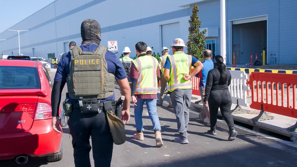 미국 이민세관단속구(ICE)은 미국 조지아주 현대차그룹-LG에너지솔루션 합작 배터리 공장 건설 현장에 군사작전을 방불케하는 급습작전을 펼쳐 475명을 체포 구금했다. 그 중 300여명이 한국인인 것으로 알려졌다.  [사진 출처 - 미국 이민세관단속국]