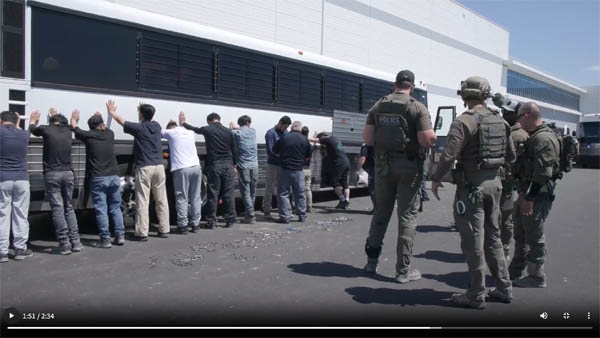 미국 이민세관단속구(ICE)은 미국 조지아주 현대차그룹-LG에너지솔루션 합작 배터리 공장 건설 현장 급습 당시의 영상을 공개했다. [갈무리 사진 - 통일뉴스]