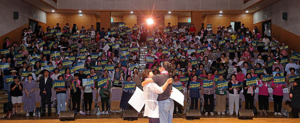 장년 여성 농민과 청년 여성 농민의 동행을 다짐. [사진 – 김연주]