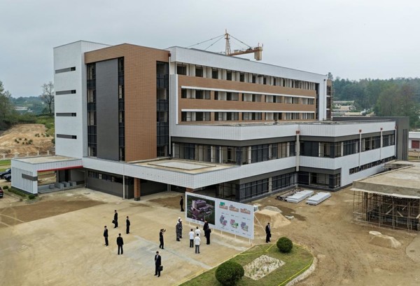 김정은 국무위원장이 평안북도 구성시 병원건설장을 현지지도해 병원 운영준비를 비롯해 개원과 관련된 과업을 제시했다. [사진-노동신문]