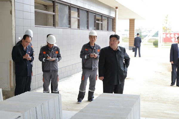 김 위원장은 '지방병원건설은 지역인민들이 중앙 못지 않은 선진적인 의료봉사를 받도록 하기 위한 가장 책임적이고도 중대한 사업'이라고 강조했다. [사진-노동신문]
