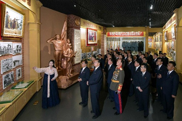 당정간부들의 조선혁명박물관 참관 [사진-노동신문]