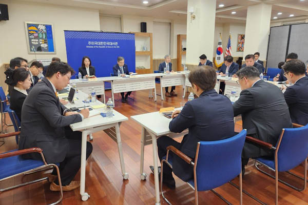 조현 외교부 장관은 9일 오후(현지시간) 워싱턴D.C. 주재 우리 기업 대표들과 간담회를 갖고 비자 문제 등 애로사항을 청취했다. [사진 제공 - 외교부]