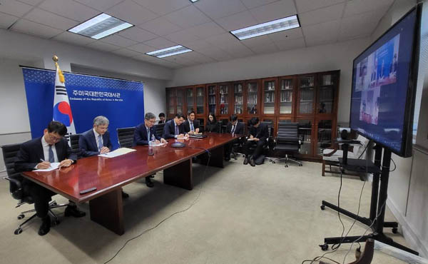 조현 외교부 장관은 9일 오후 주애틀랜타총영사관 및 조지아주 폭스턴(Folkston) 구금센터 인근에 설치된 현지의 외교부 현장대책반과 화상회의를 가졌다. [사진 제공 - 외교부]