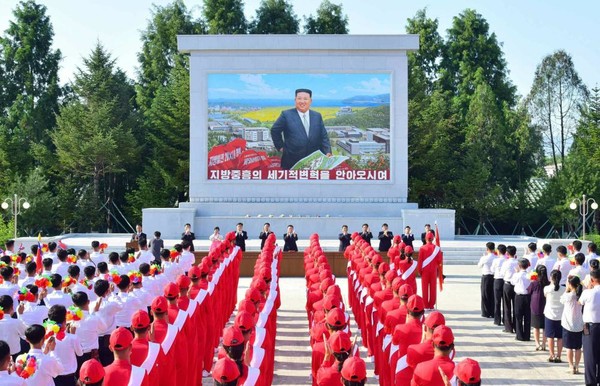 최근 북한의 각 도 군중대회에서 '김정은 국무위원장에게 보내는 충성의 편지'를 채택, 평양으로 집결하고 있다. [사진-노동신문]