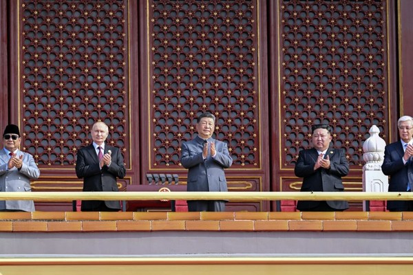 9월 3일 중국 전승절 80주년을 맞아 톈안먼 망루에 선 시진핑 중국 국가주석(가운데)과 푸틴 러시아 대통령(왼쪽), 김정은 국무위원장. [사진-노동신문]