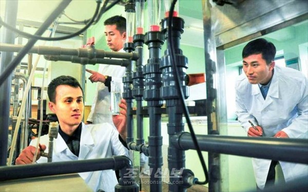 국가과학원 나노공학분원 연구사들. [사진-조선신보 갈무리]