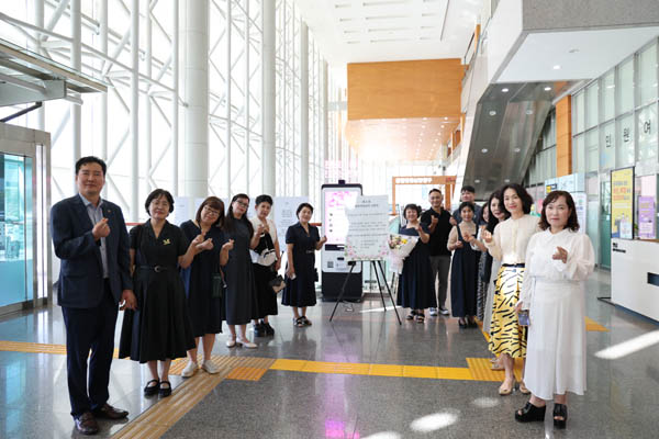 11일 용인시청 1층에서 ‘행복여정문학’ 주최로 제8회 시화전 오프닝 행사가 진행됐다. [사진 - 통일뉴스 위영금 통신원]