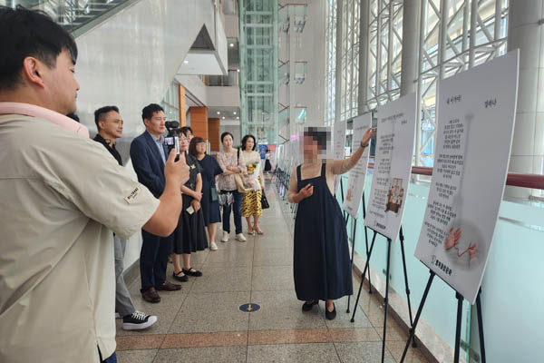 작가들이 직접 작품을 해설하는 시간을 가졌다. [사진 - 통일뉴스 위영금 통신원]