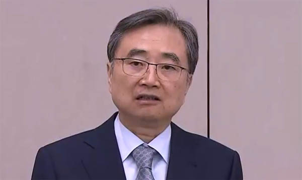 조현 외교부 장관은 미국 출장을 마치고 전세기 보다 조금 늦게 귀국해 도어스태핑을 가졌다. [갈무리 사진 - 통일뉴스]