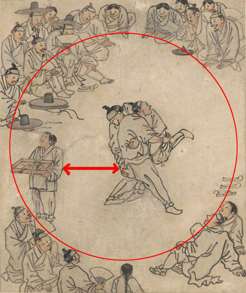 엿장수는 씨름판 안쪽에 들어와 있다. 씨름꾼과의 거리가 너무 가까워 경기에 방해가 될 정도이다. [사진 제공 – 심규섭]