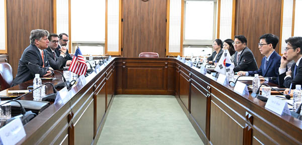 한미 외교차관회담에서는 미국에서 구금.체포됐다 풀려난 한국 노동자들 문제가 현안으로 다뤄졌다. [사진 제공 - 외교부]