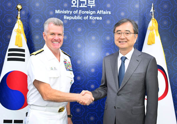조현 외교부 장관은 14일 오후 방한한 사무엘 파파로(Samuel Paparo) 미군 인도태평양사령관을 외교부청사에서 접견했다. [사진 제공 - 외교부]