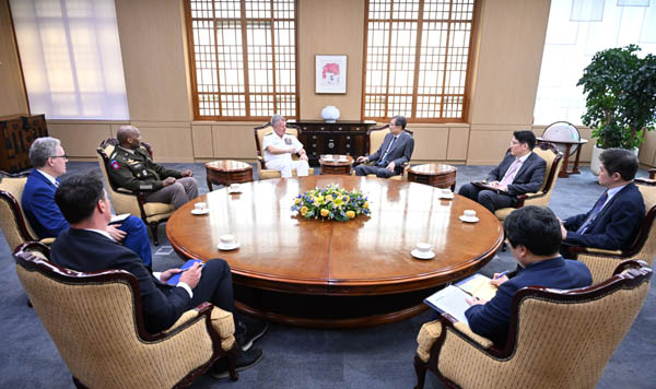 조현 장관과 사파엘 파파로 인도태평양사령관은 조선 협력 등을 화제에 올렸다. [사진 제공 - 외교부]