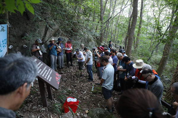 불갑산 빨치산 사령부가 있었던 용천사 인근 격전지에서 ‘통일혁명 열사 불갑산 빨치산’ 추모제가 진행되고 있다. [사진제공-615산악회]
