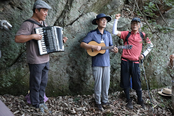 산오락회 김강곤 가수가 손풍금으로 전남빨치산가를 연주하고 있다. [사진제공-615산악회]