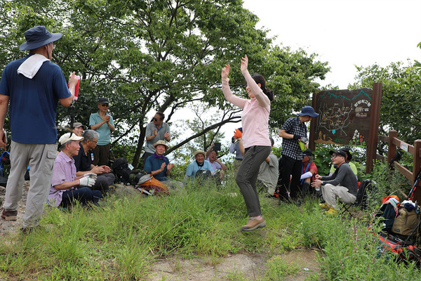 불갑산 연실봉 정상에서 회원들이 다채로운 율동과 노래, 시 낭송 등을 하며 산오락회를 즐겁게 즐기고 있다. [사진제공-615산악회]