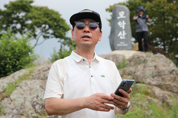 불갑산 연실봉 정상에서 양기창 시인이 격조 높은 시를 낭송하고 있다. [사진제공-615산악회]