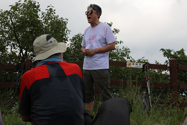 통일TV 진천규 대표가 무대에 올라 열창으로 분위기를 돋우었다. [사진제공-615산악회]