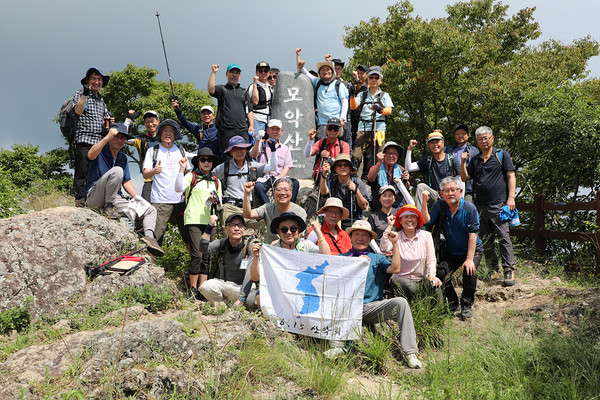 불갑산 정상에서 단체 기념사진을 남겼다. [사진제공-615산악회]