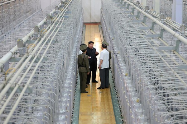 2024년 9월 핵무기연구소와 무기급 핵물질생산기지를 현지지도한 김정은 국무위원장. [사진-노동신문]