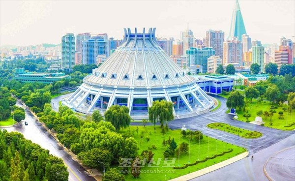 개건된 빙상장. 농구장이나 배구장으로 혹은 권투장으로, 예술공연무대로 전환시킬 수 있다고도 한다. [사진-조선신보 갈무리]