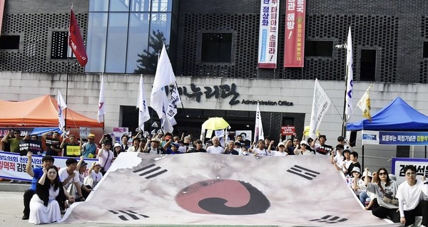 13일 시민단체 ′더민주 하나되는 대한민국′ 성원들이 독립기념관에서 김형석 파면 촉구 및 독도 알리기 행진 중인 장면.[사진-통일뉴스 위정량 통신원]