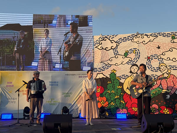 무명천 진아영 할머니  21주기 추모 문화제가 6일 제주 한림읍 진아영 할머니 삶터에서 열렸다. 산오락회의 공연 모습. [사진 - 문영임]