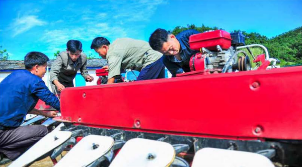 황해북도 연탄군 창매농장에서 벼수확을 앞두고 농기계수리정비를 진행하고 있다. [사진-노동신문]