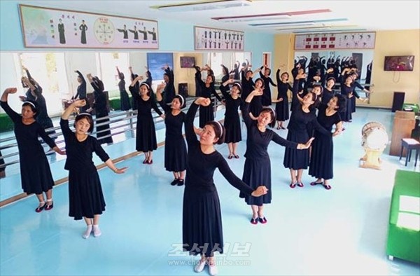 최희숙함흥교원대학에서 율동을 배우고 있는 학생들. [사진-조선신보 갈무리]
