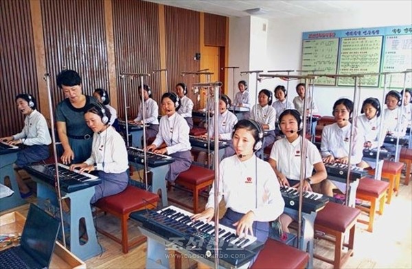 최희숙함흥교원대학 학생들이 음악실기실에서 전자풍금 실기교육을 받고 있다. [사진-조선신보 갈무리]