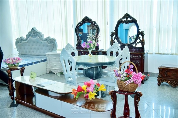 ‘전국가구 및 마감건재부문 과학기술성과전람회-2025’에 출품된 가구 및 마감건재의 일부. [사진-조선신보 갈무리]